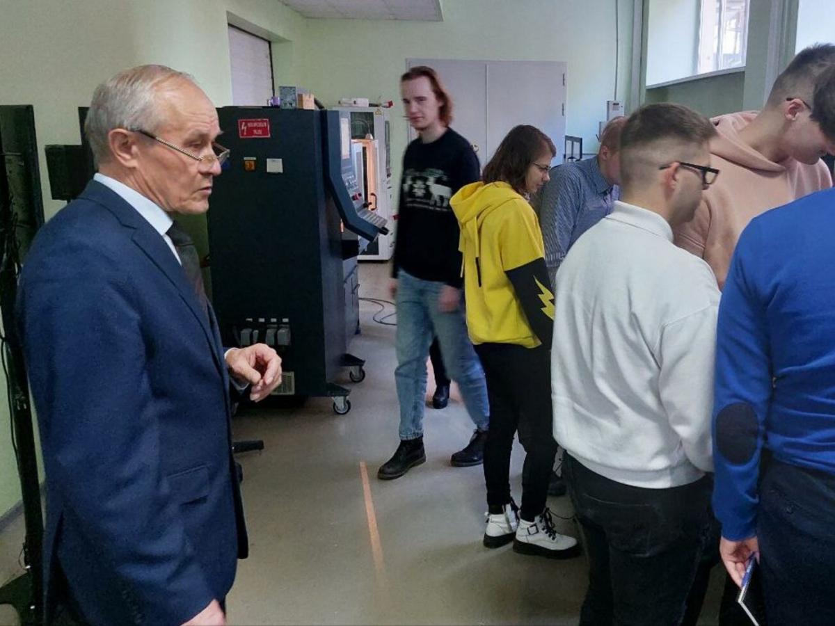 Лаборатория диагностики станков. Занятие проводит профессор <strong>Фан Сагирович Сабиров</strong>